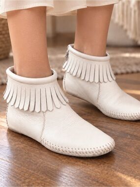 Vintage Minnetonka 184 White Leather Fringe Softsole Moccasin Boots 6